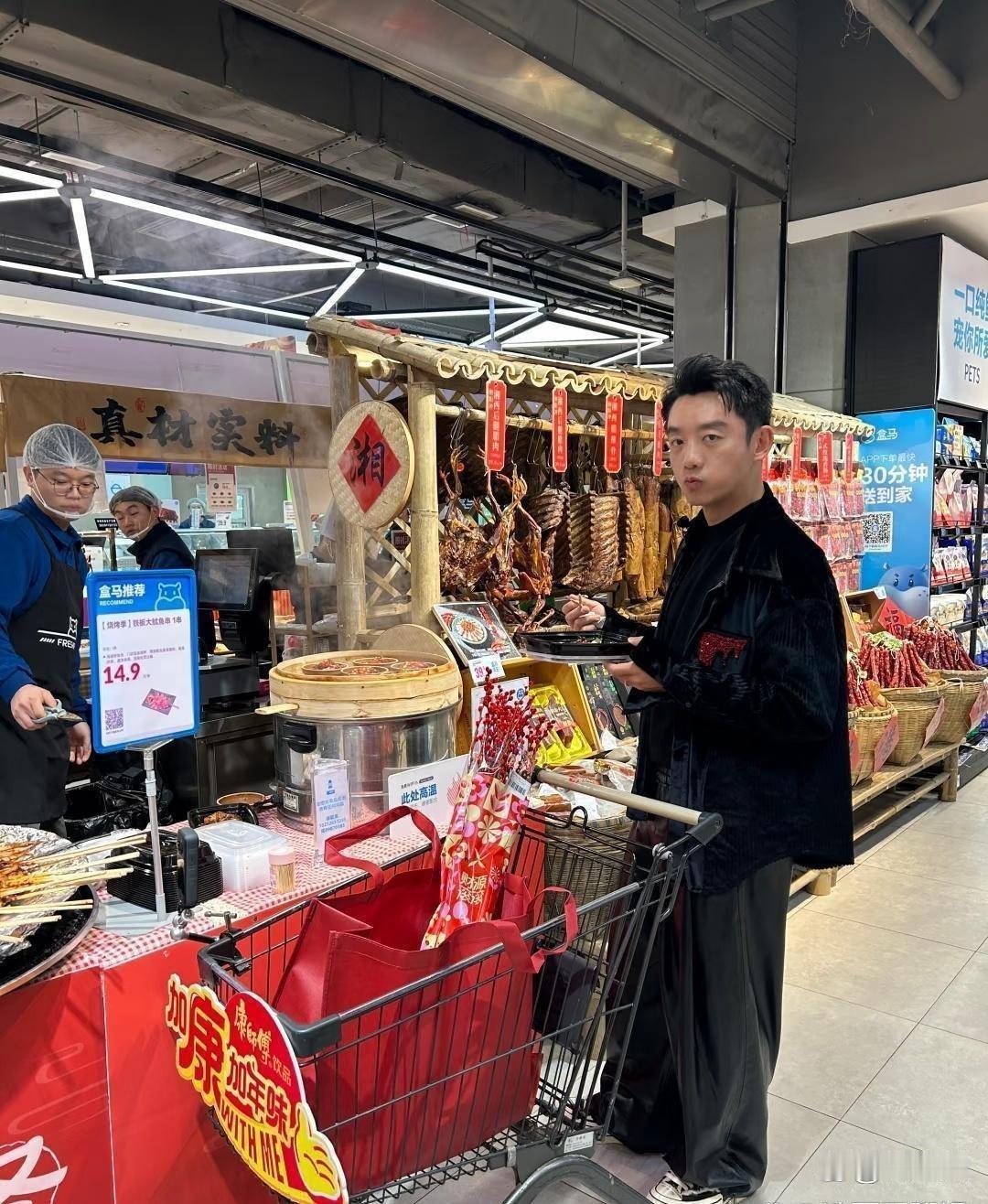 在盒马鲜﻿生撞‎见郑⁠‎恺了，真人确实⁠‎帅，‏﻿⁠就是个子真不高，小﻿小﻿一只