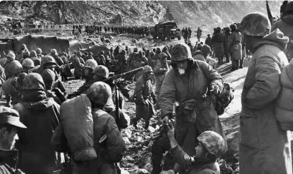 1952年，志愿军113师大摇大摆地从美军面前经过，美军不但不狙击他们，还主动为
