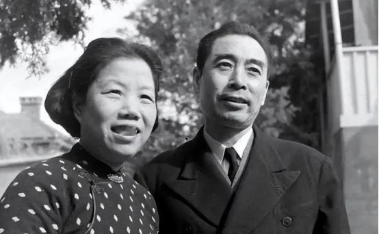 1984年周总理弟弟来到北京，邓颖超感慨地说：恩寿，咱们两个人都是受委屈的人啊！