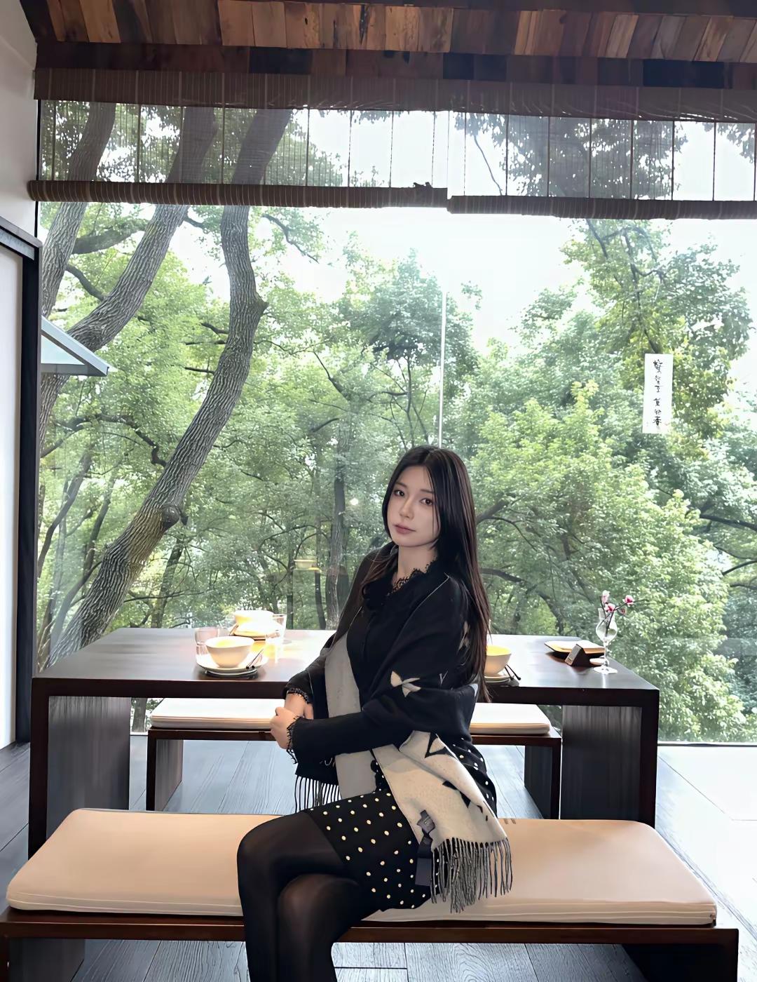 窗外风景，窗内美人。