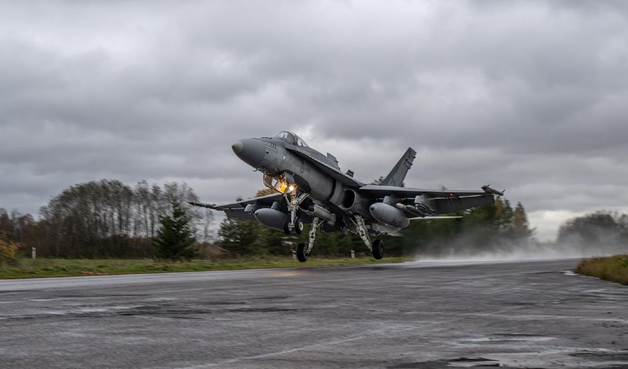 2025年10月13日，加拿大皇家空军（RCAF）CF-188“雄猫”战机在爱沙