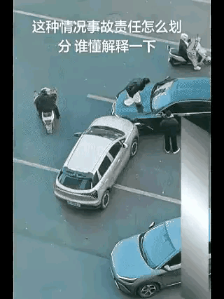 万事和为贵，冲动是魔鬼，安徽宣城两辆车出了事故，女司机气不过，就跳上了男