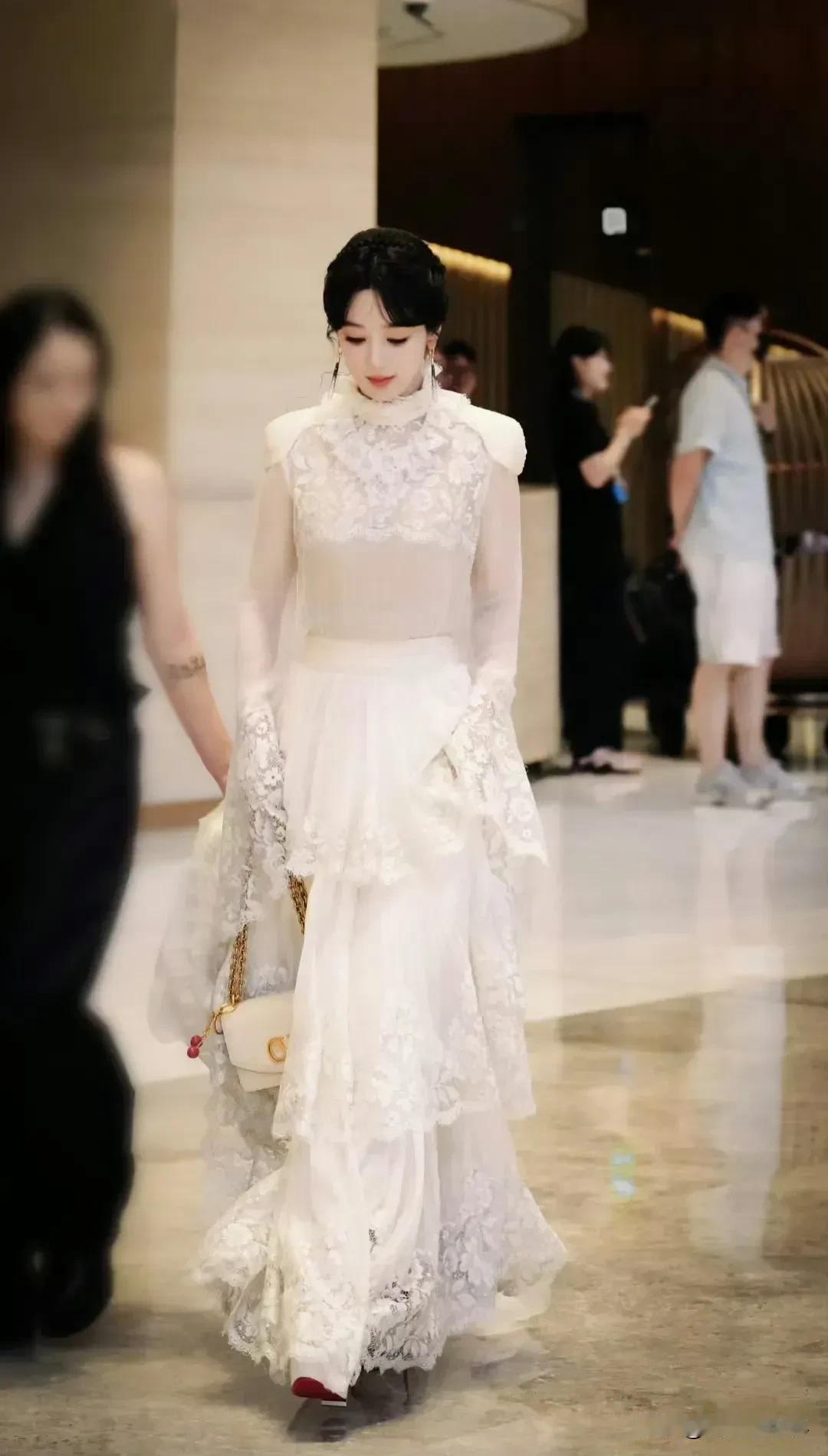 杨紫这一身白色蕾丝礼服裙，和白玉兰好贴合啊！而且一点也不露，端庄典雅又大方，白