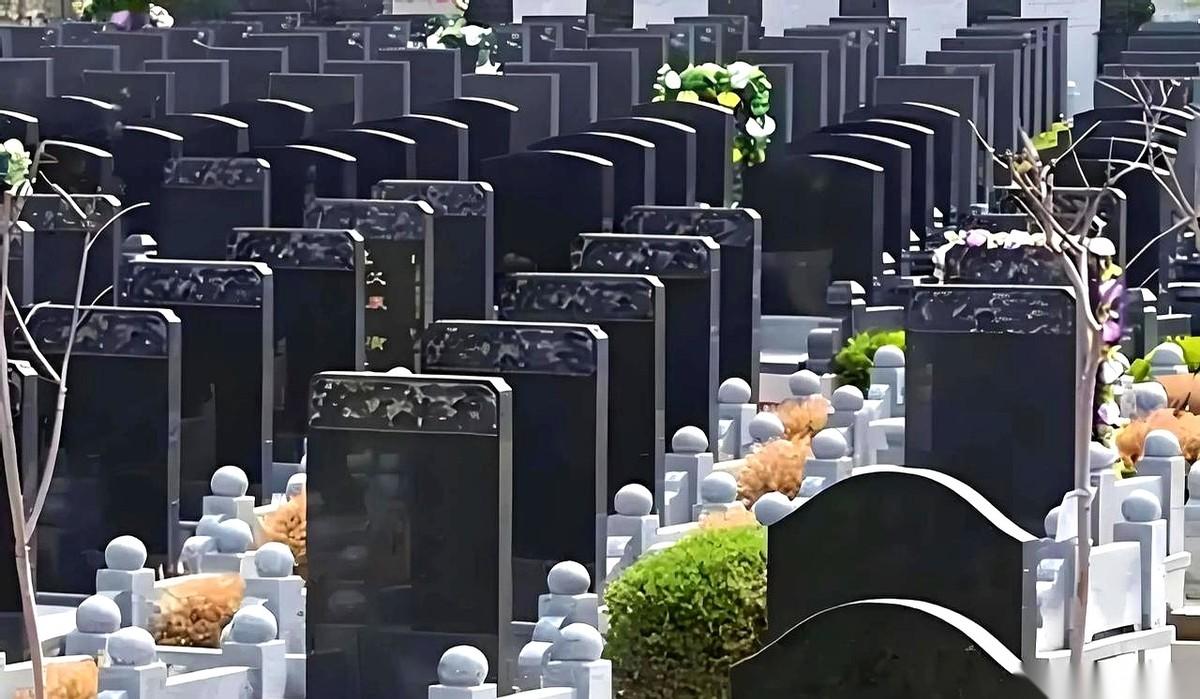 我同学，事业单位的，退休金八千多。我呢，企业退的，一千四。活着没法比就算了，听