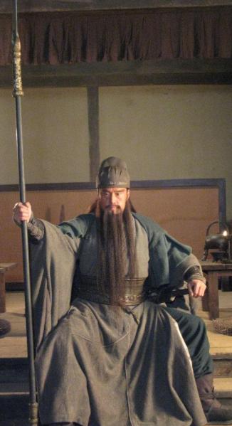 关羽之名：为何只自称“关某”？ 其实这“关某”的自称里，藏着古代人的说话规矩