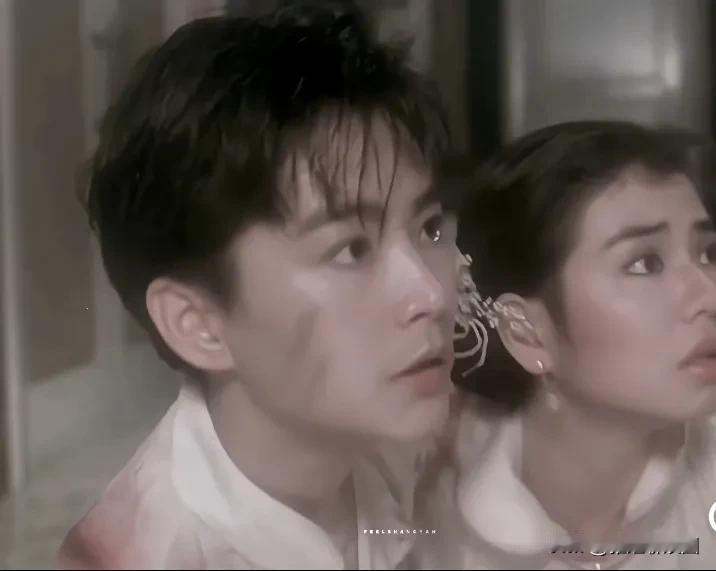 林青霞年轻时候的颜值真的是男女通“杀”,扮演男人时候英气十足，风华绝代。扮演女人