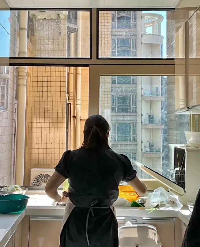 昨天上午，父母通知聚餐，我带着老婆赶回去后，发现母亲与嫂子和妹妹正在嗑瓜子聊天，