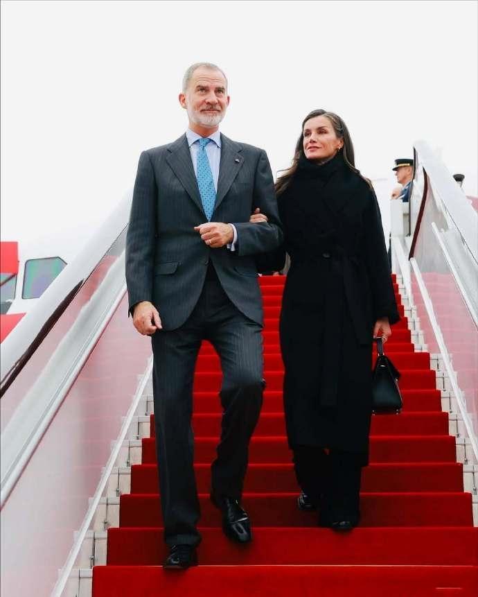 11月10日！西班牙国王和王后抵达成都机场，现场欢迎仪式超隆重。从曝光的画面我