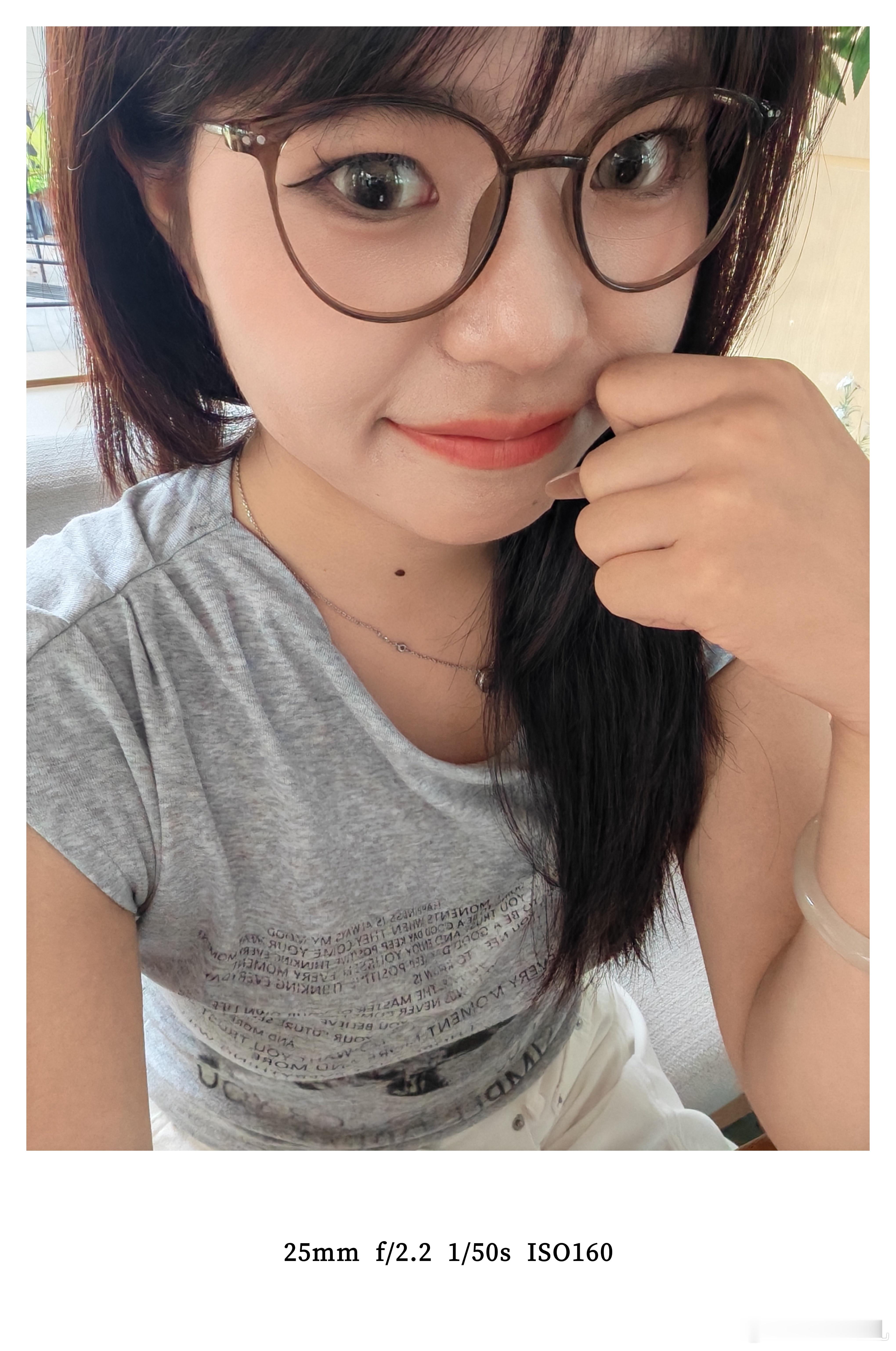 荣耀MagicV5前置人像肤美透，后置人像胶片复古，叙事感强，人物刻画生动~​