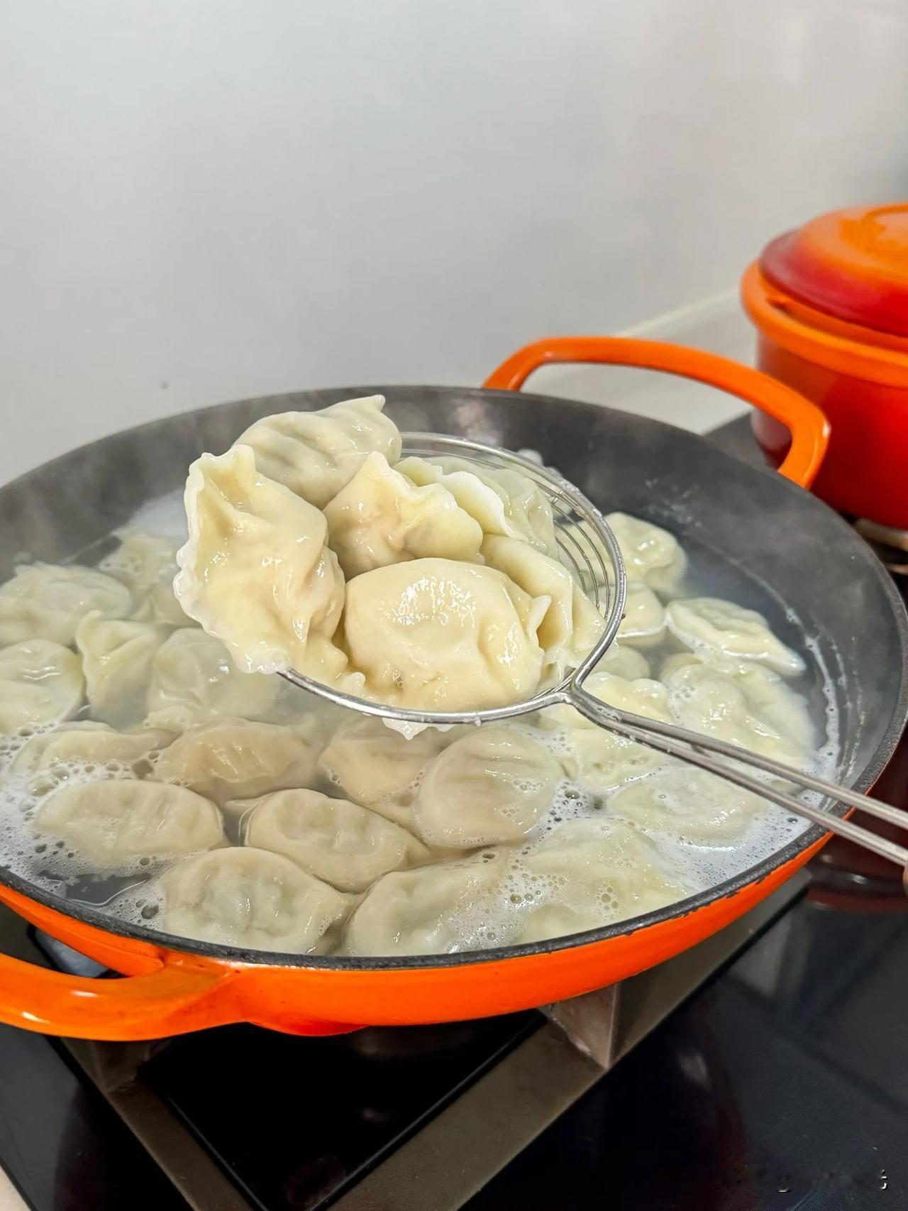 真的不夸张！我在这个小区住了整整十年，楼下沿街的餐饮店，开开关关、换了一茬又一