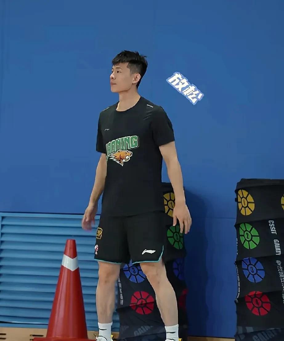 杨鸣指挥辽篮队员训练，一脸严肃辽宁男篮目前每天还在积极的训练，杨鸣指导也是每天