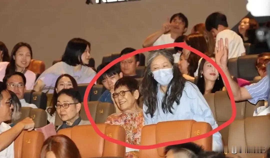 周星驰86岁妈妈和姐姐罕见同框露面！8月9日，《功夫女足》香港首映礼，刘嘉玲