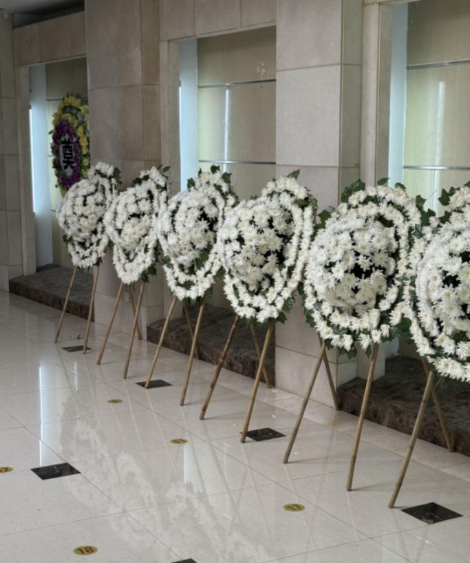 一位火葬场工作人员说：“人死后，一是要火化，二是火化后，不要领骨灰，让火葬厂处理