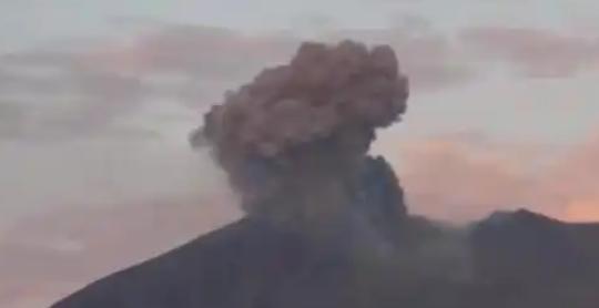 据日媒报道，当地时间5月8日下午4点15分，日本樱岛火山突然发生喷发，场面十分壮