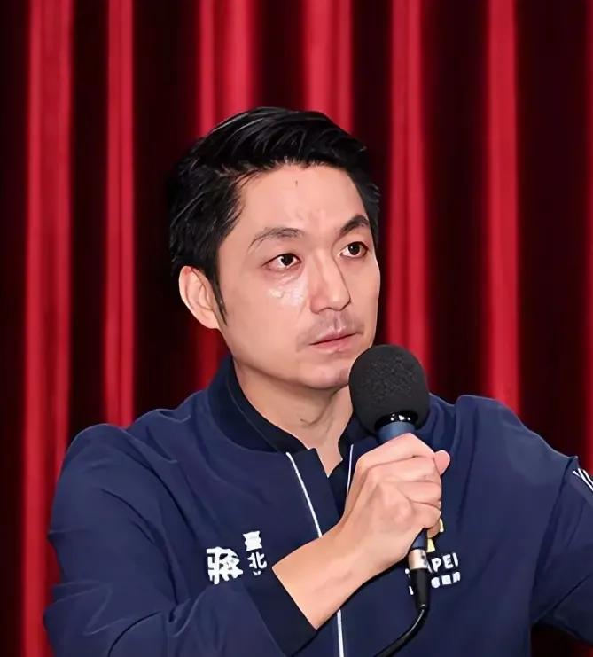 从目前情况看，蒋万安一路走来，确实没有贪腐丶婚外情等个人作风问题。蒋万安当下的唯