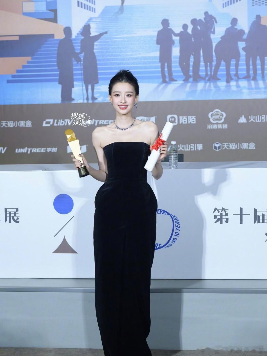 1.杨紫拿下白玉兰视后之后，圈内位置又往上走了一截。现在精品长剧本来就少，优质班