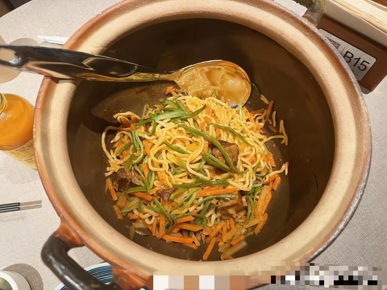 贾国龙老板开新店了：天边砂锅焖面。预制菜改预制面，换汤不换药。单单一份面几十