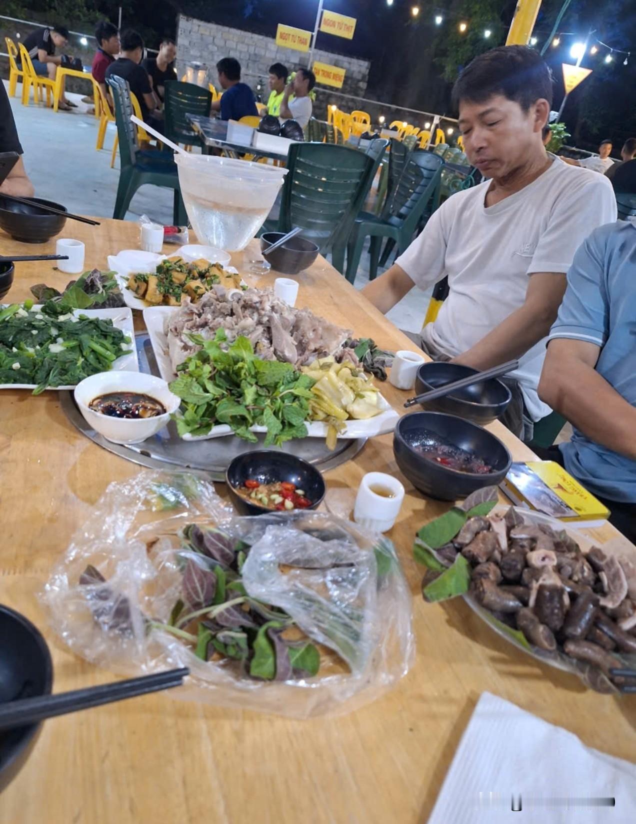 正宗越南菜，台上少不了有草，你能吃习惯吗？