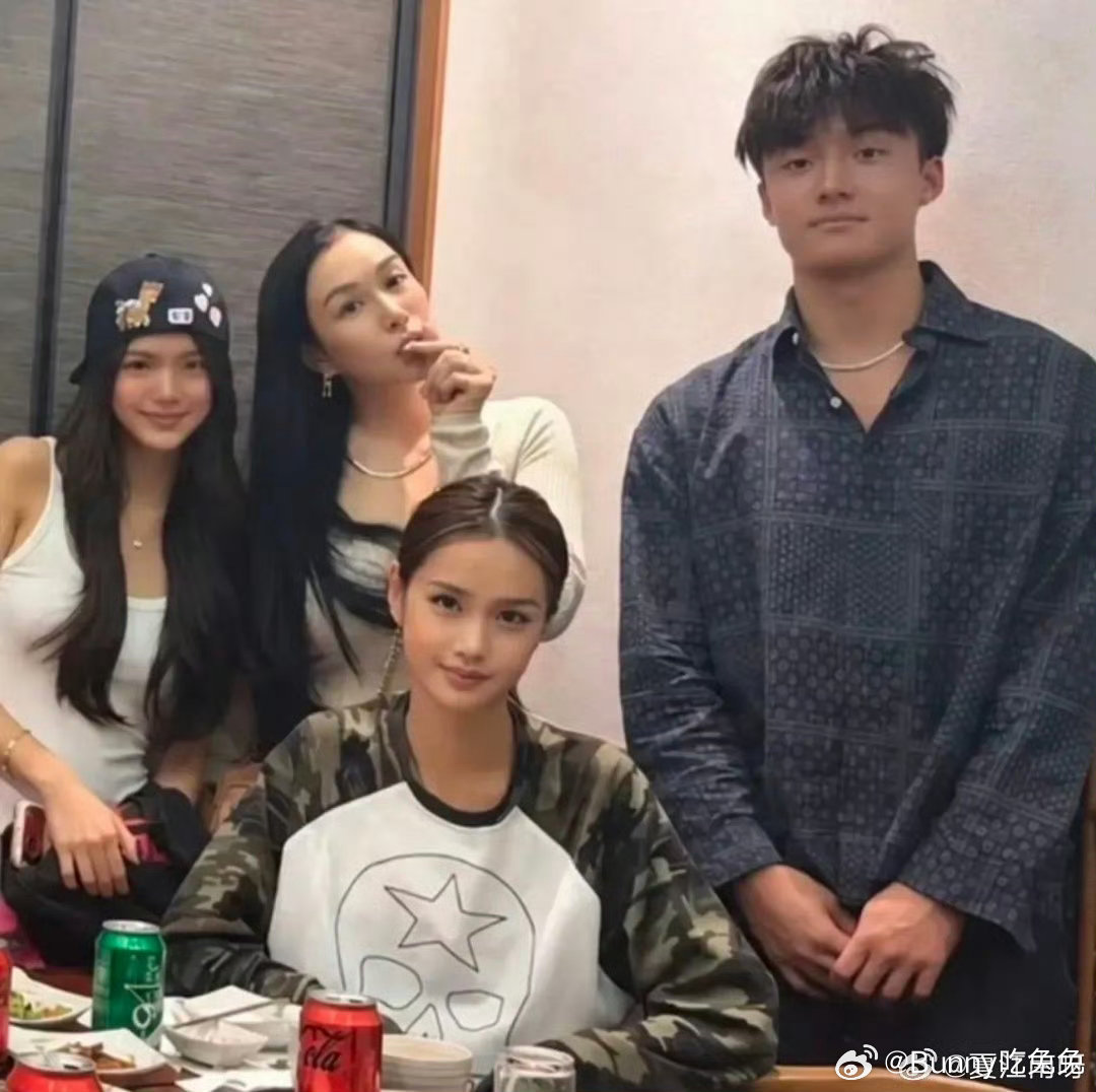 #张思捷带男友见家长了##张思捷带男友见妈妈钟丽缇#钟丽缇一家人外出旅游，二女儿张思捷带上交往已久的