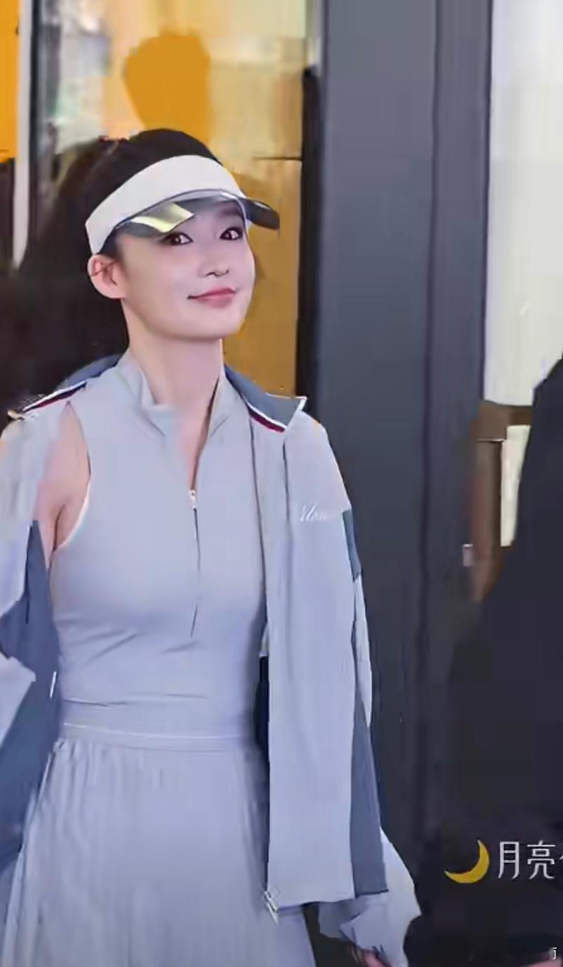 李沁三里屯活动现场生图，元气满满青春女大好美好有活力的沁沁