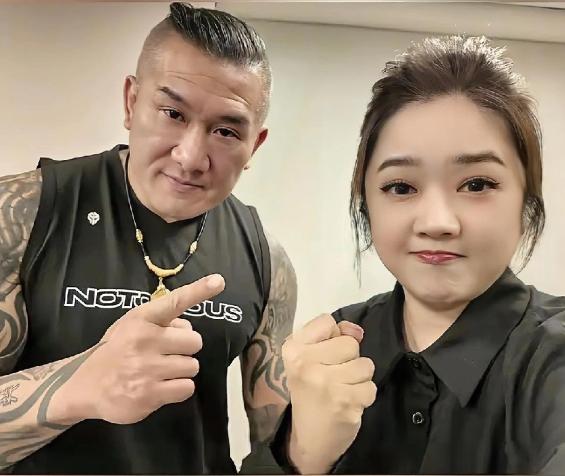馆长太刚了！遭打压损失上亿却直喊“太值了”！馆长在翟翾聊到代价时语