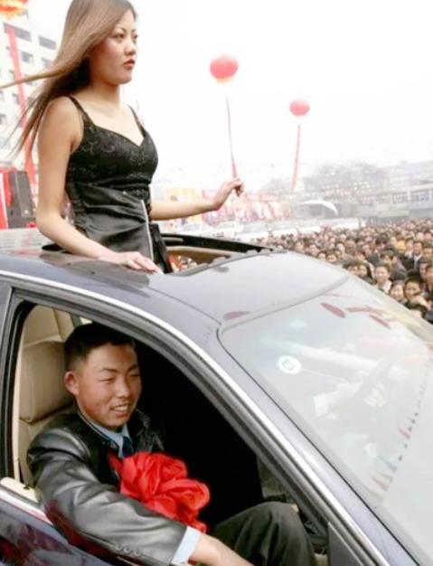 “不给我兑奖，我就从这儿跳下去！”2004年，一个17岁的小伙子在彩票站买了张彩
