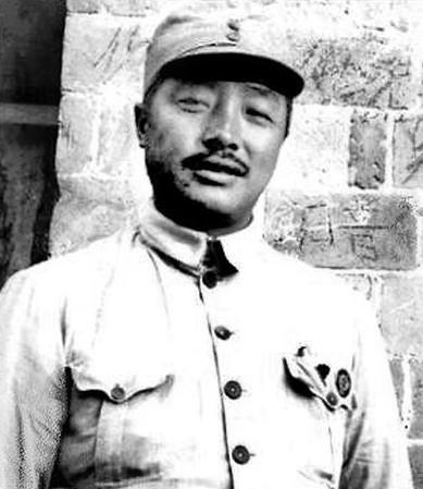 长征期间，国民党的飞机几乎每次都能准确无误地轰炸到红军，贺龙就想出了一个妙计，让