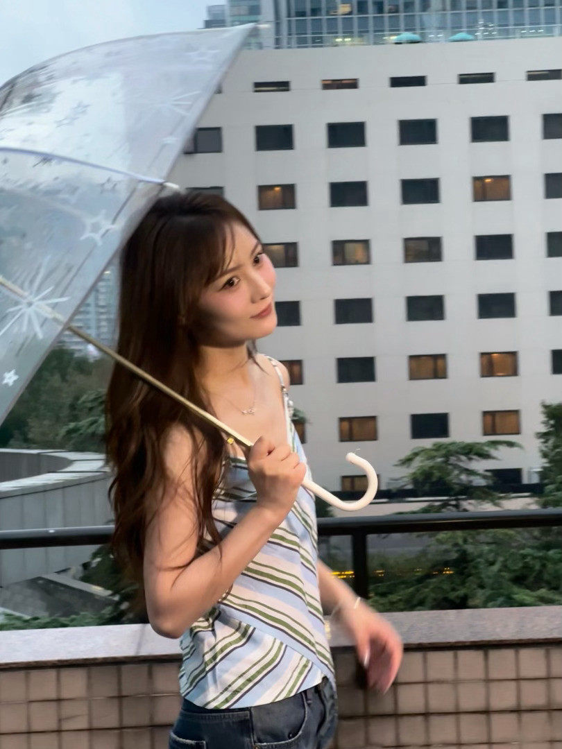 下雨的时候在拍照📷照片里有你喜欢的人[抱抱]喜欢拍照也喜欢你日常plog​