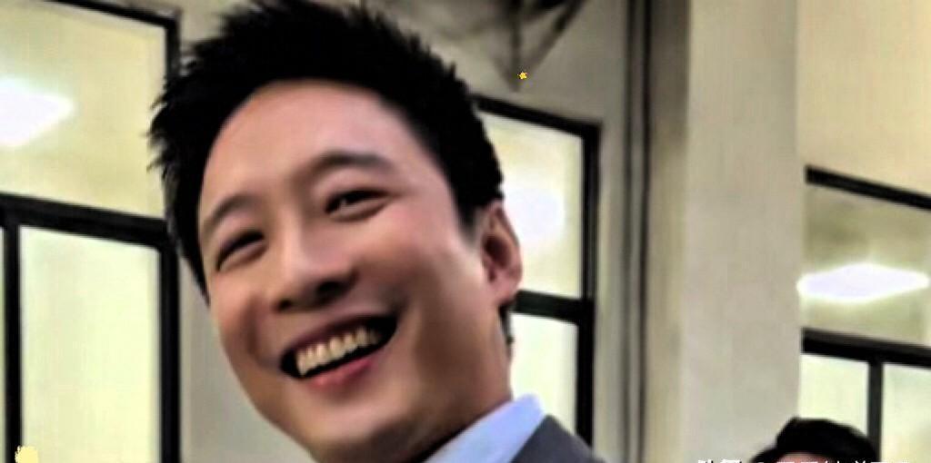 霍启山聊起郭晶晶，先笑了，那笑里没别的，就是被人看穿心思的那种尴尬劲儿。他说，我