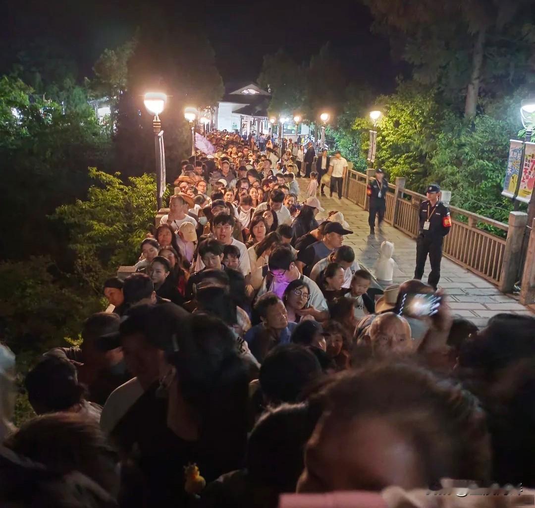 快乐的五一假期就要结束了，出去玩了一趟，发现到处都是人山人海。网上有人说我们的消