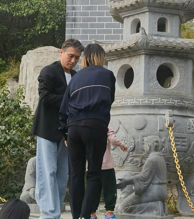 李乃文和老婆女儿到大孤山游玩，夫妻俩都做了挑染发型，看起来很时尚。