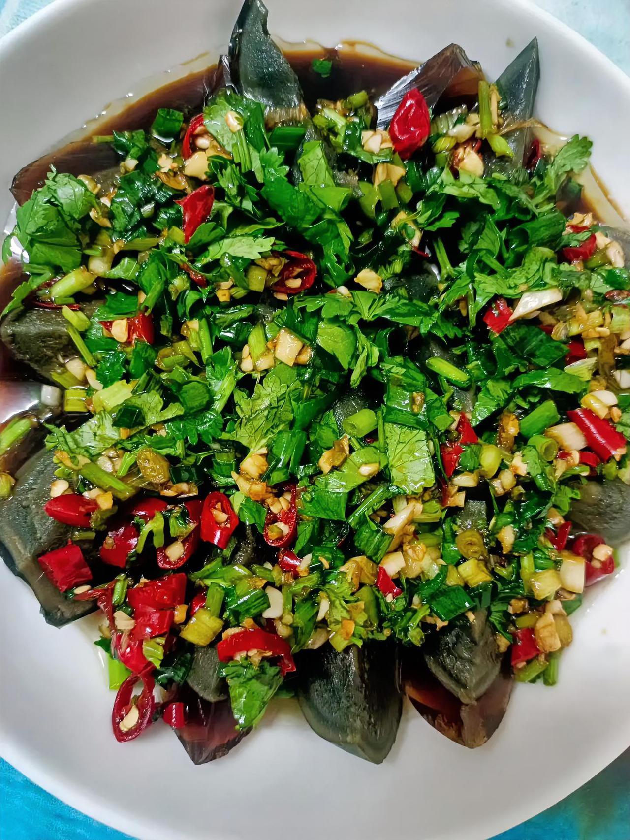 一盘色香味俱全的凉拌菜，看起来真不错，开胃菜[爱心]