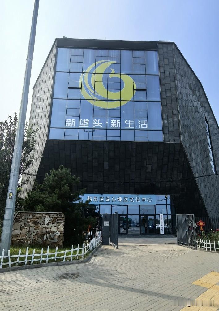 垡头新地标附近，突然看到了北京联合大学，记得这大学好像在北边啊