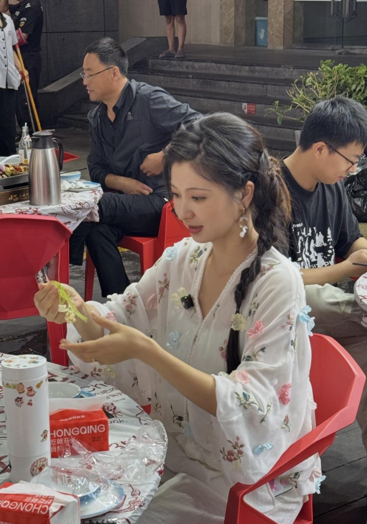 观音桥偶遇眉姐姐吃大排档，买了一个茉莉花手串，观音桥这些地方卖的很多，眉姐姐也算