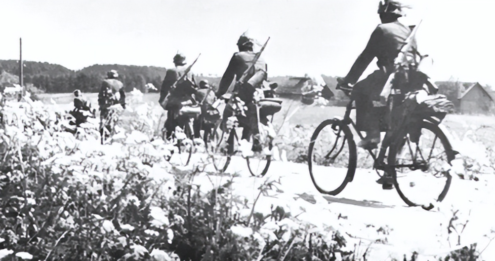 1943年，只听“啪嗒”一声，一个侦察员的枪掉在了大街上，他不慌不忙地捡了起来。