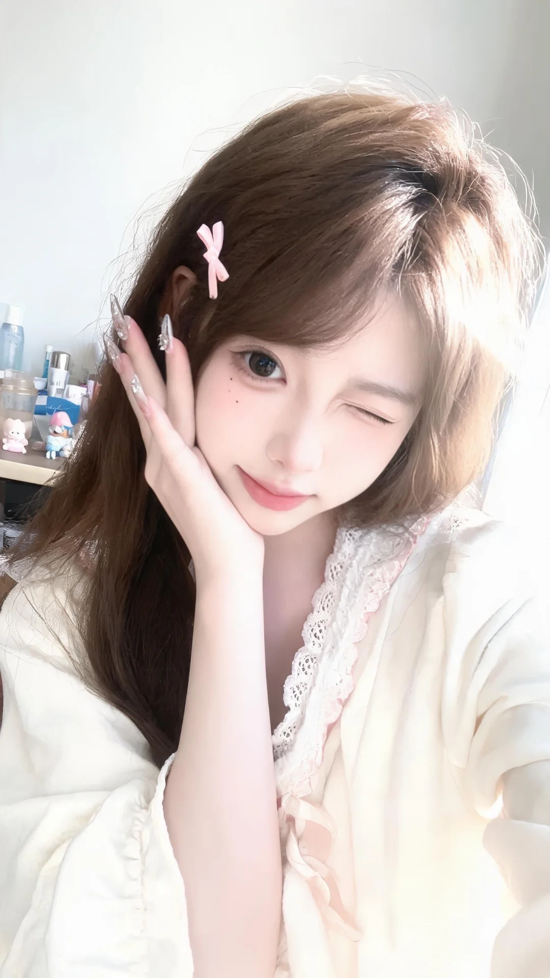 一位长发飘飘模样可爱的女生，尽显生活中的绚丽日常，人像摄影，日常快照风...