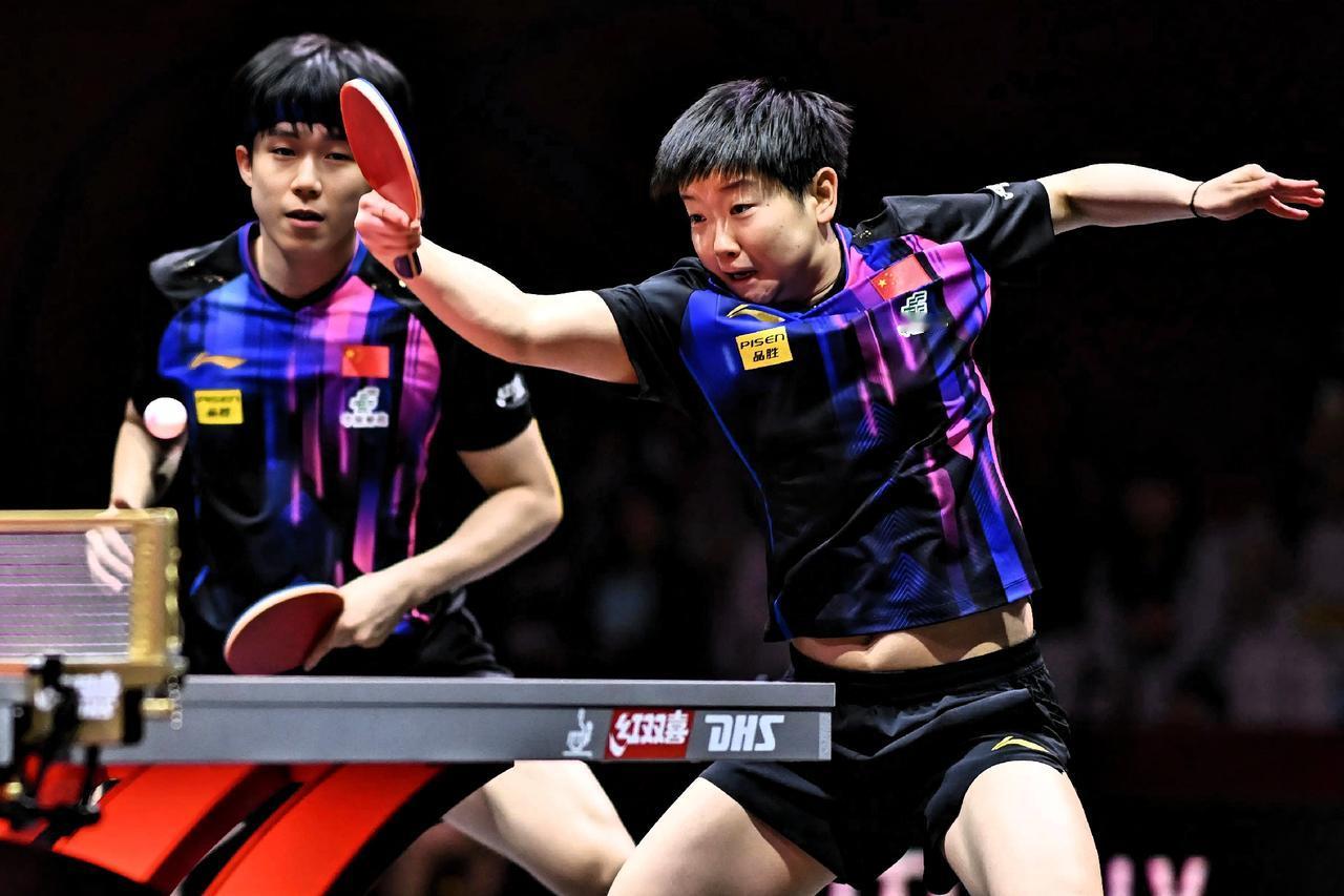 两人搭档八年，累计专项训练超8000小时，形成了神经反射级的配合，比如王楚钦反手