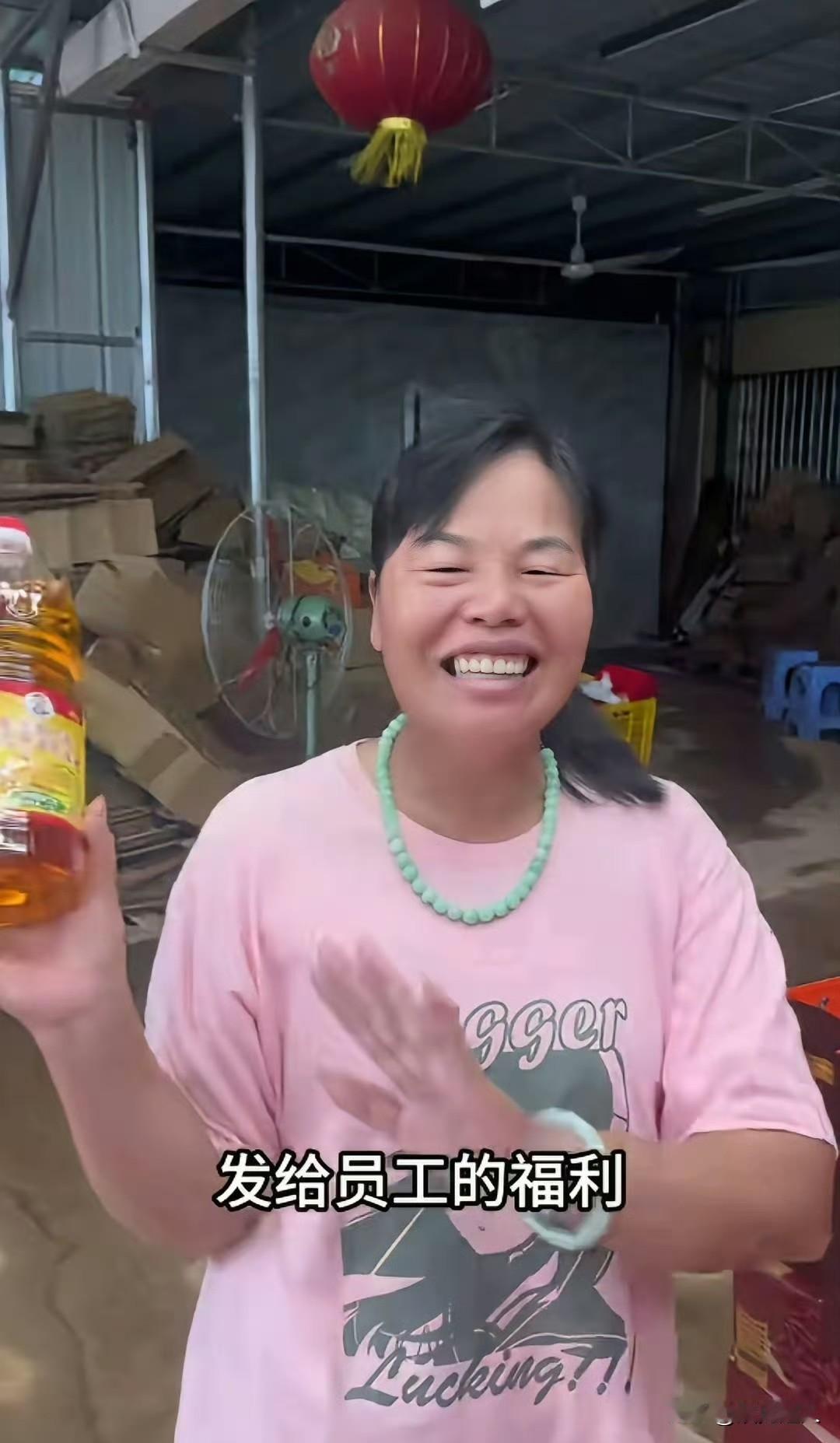 才一年多，全红婵家彻底逆袭了！爸妈和哥哥把水果电商做火，还雇了几十名员工。中秋前