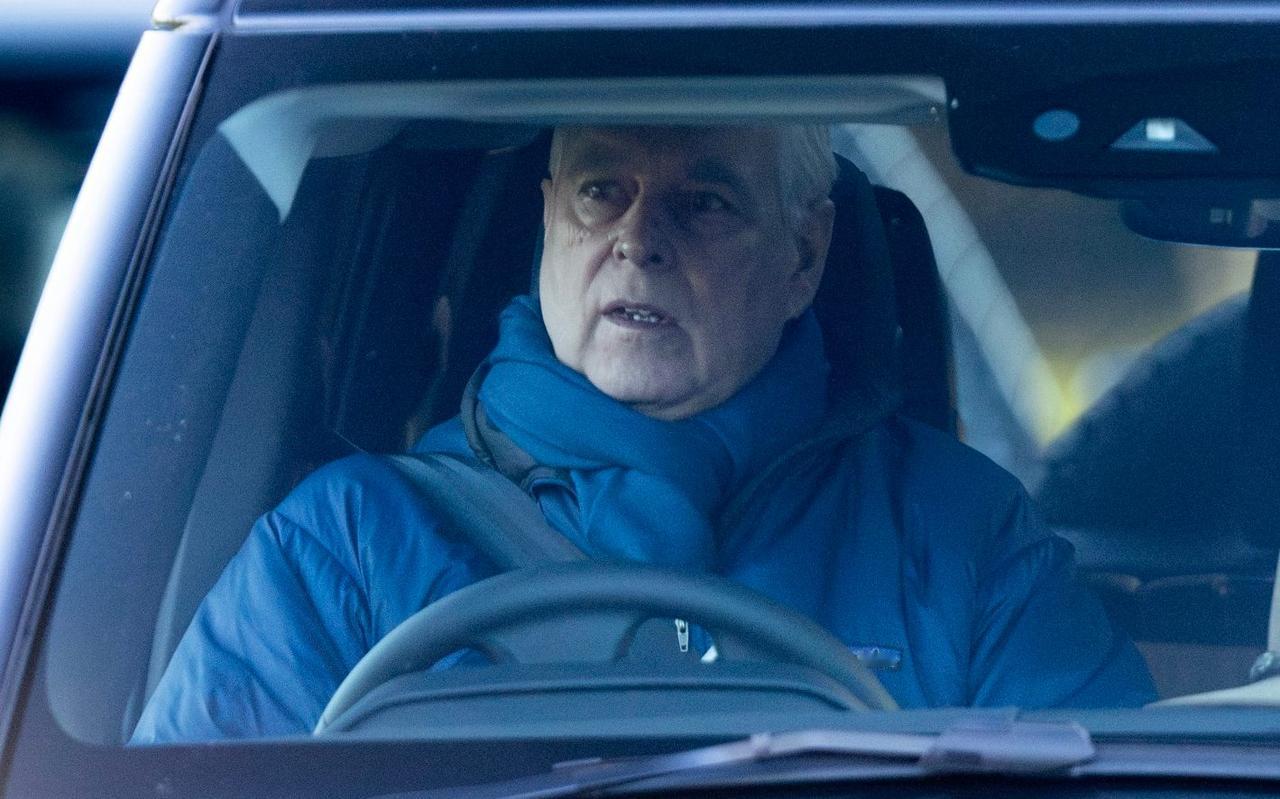 在英王室成员集体过节的时候，前约克公爵安德鲁被拍到开车出现在王室庄园不远的地方。