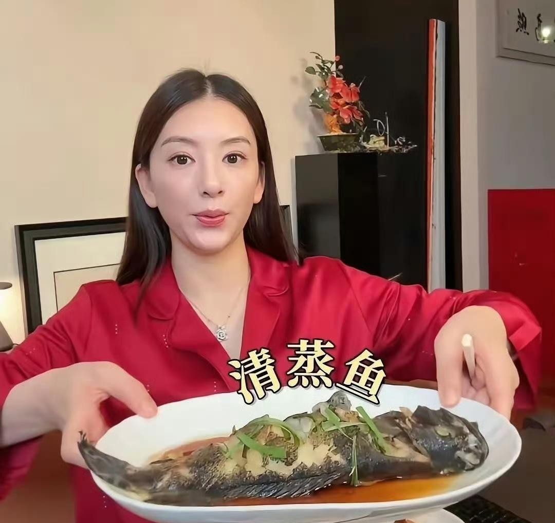 59岁的天王郭富城太太方媛晒娘家爸爸做的六菜一汤，爸爸比女婿还小二岁，岳母54岁这消息一出来，评论区