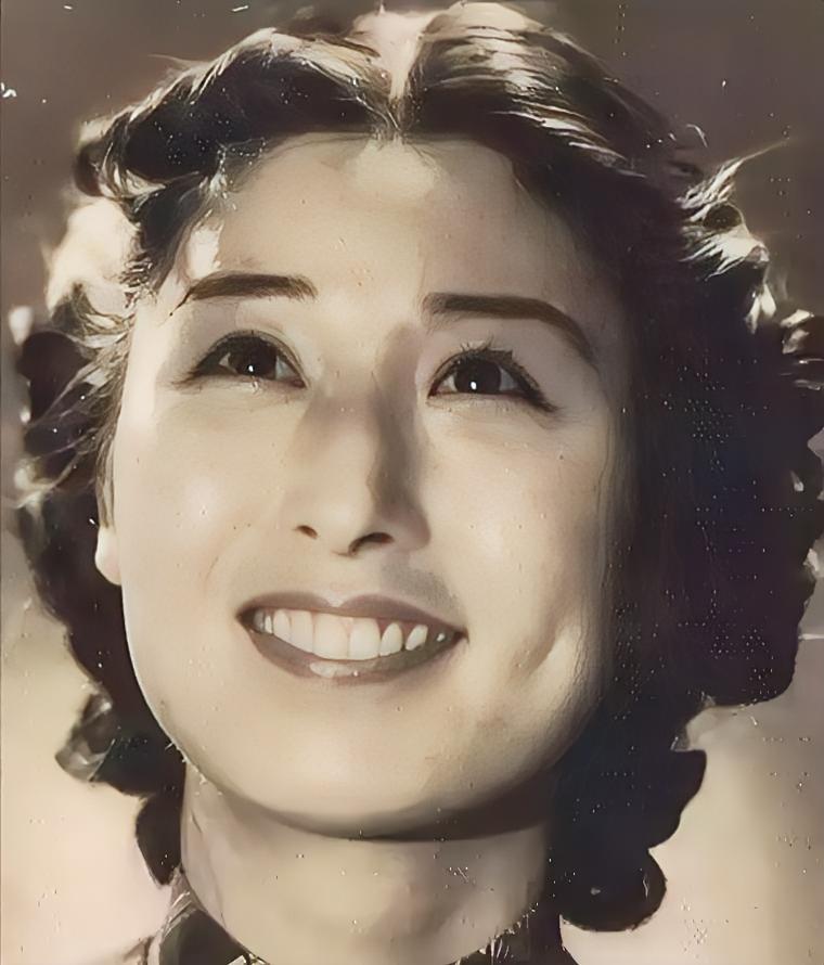 1940年深夜，民国大美女郑苹如，被秘密押到小树林执行枪决。特务垂涎她的美色，犹