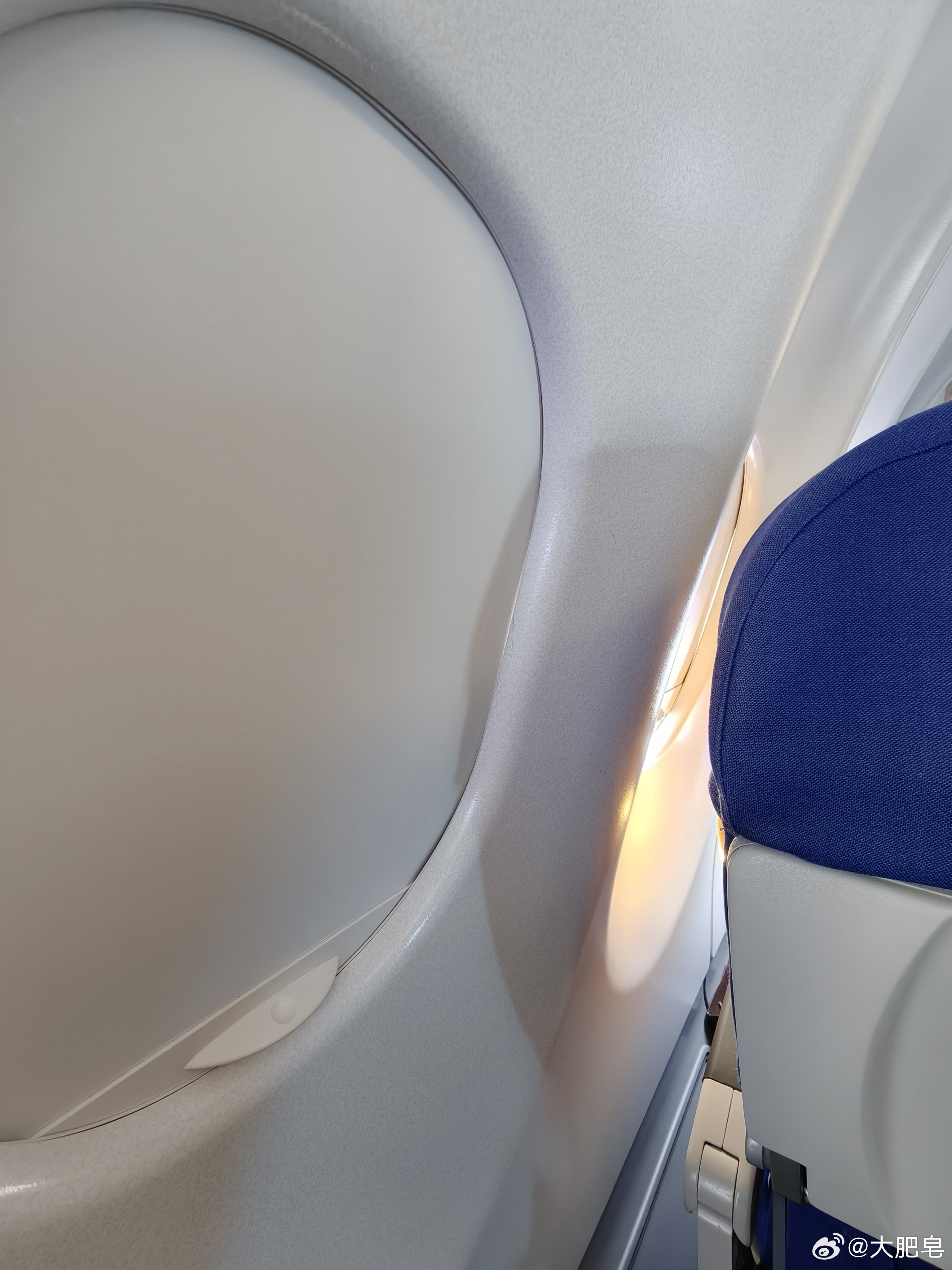 卧槽，前面有个老男人在飞机上用充电宝。还好乘务员阻止了……[抠鼻][汗]​​