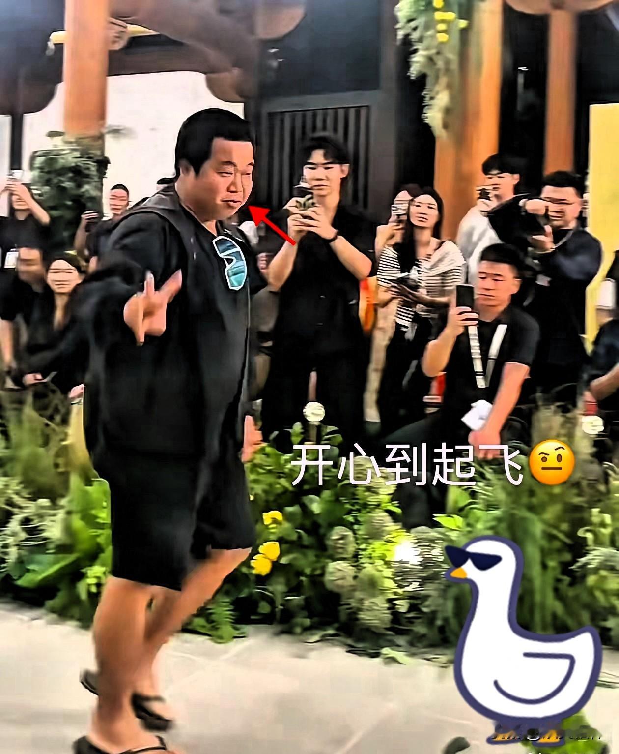 这下蓝战非慌了蓝战非的账号被封已经三天了平台仅仅回复了“涉嫌内容安全”​但