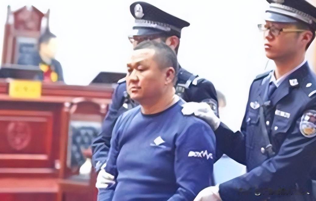 1999年，石二群抢走银行208万元，逃脱后，他脱胎换骨成了亿万富翁，不仅娶了4