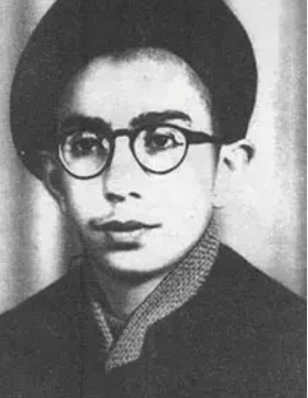 年少时的哈梅内伊，清秀斯文，他曾想当一名诗人；戴墨镜、穿西装的哈梅内伊，很有魄