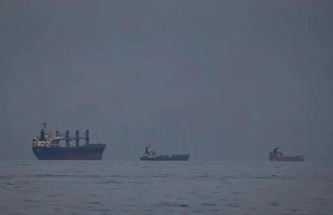 伊朗为各国油轮通过霍尔木兹海峡，提出了两个选择：1、驱逐美国和以色列的大使。