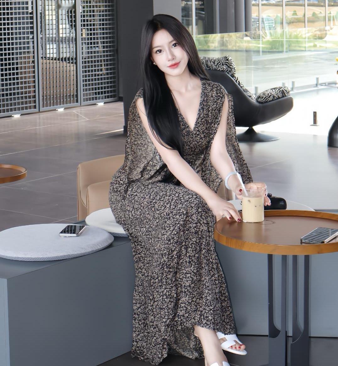 今日街拍，白净气质好的大美女[呲牙笑]