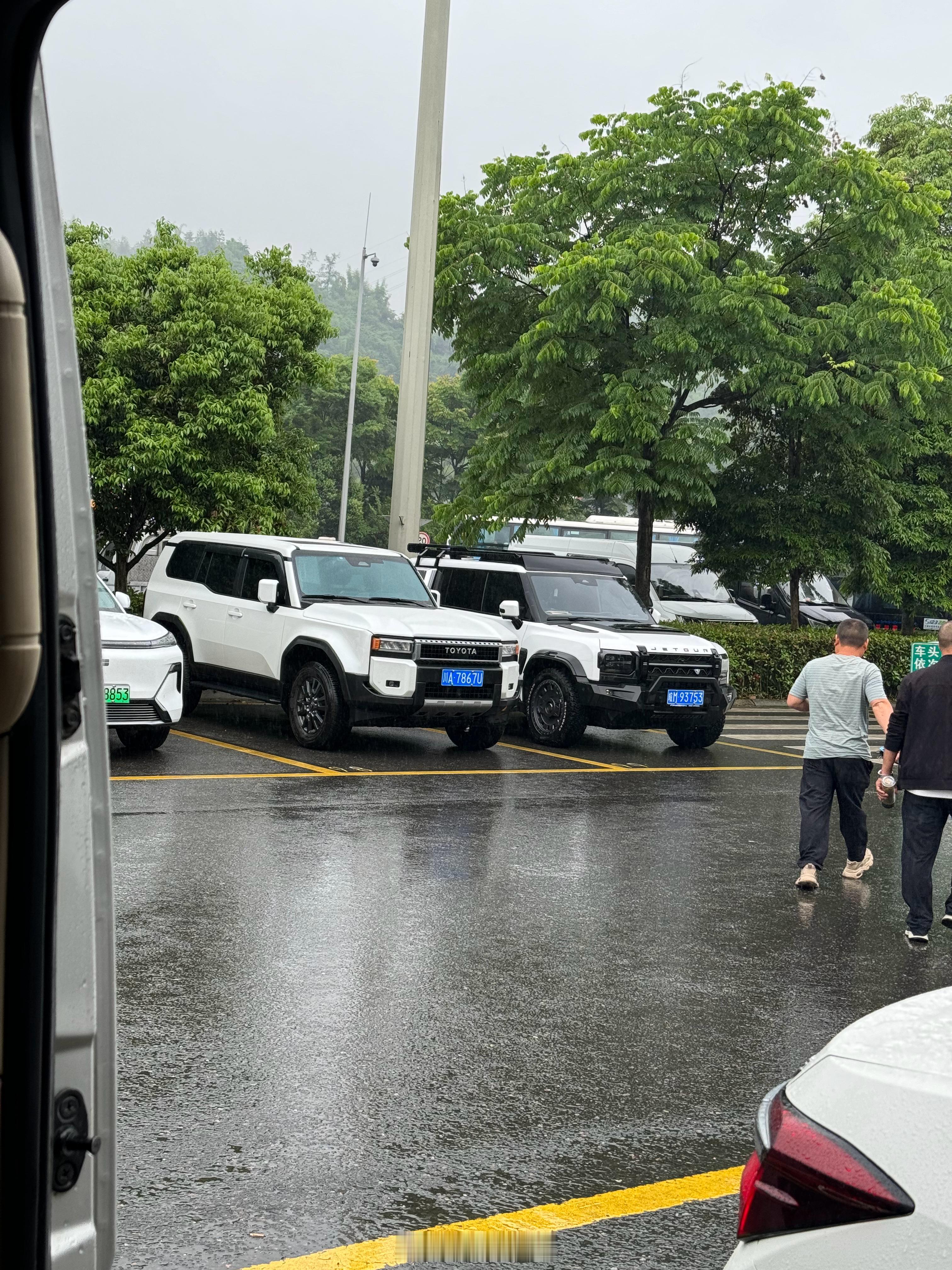 318路上方盒子是真的多啊平时很难见到的新款普拉多一下子过去几台了​​​