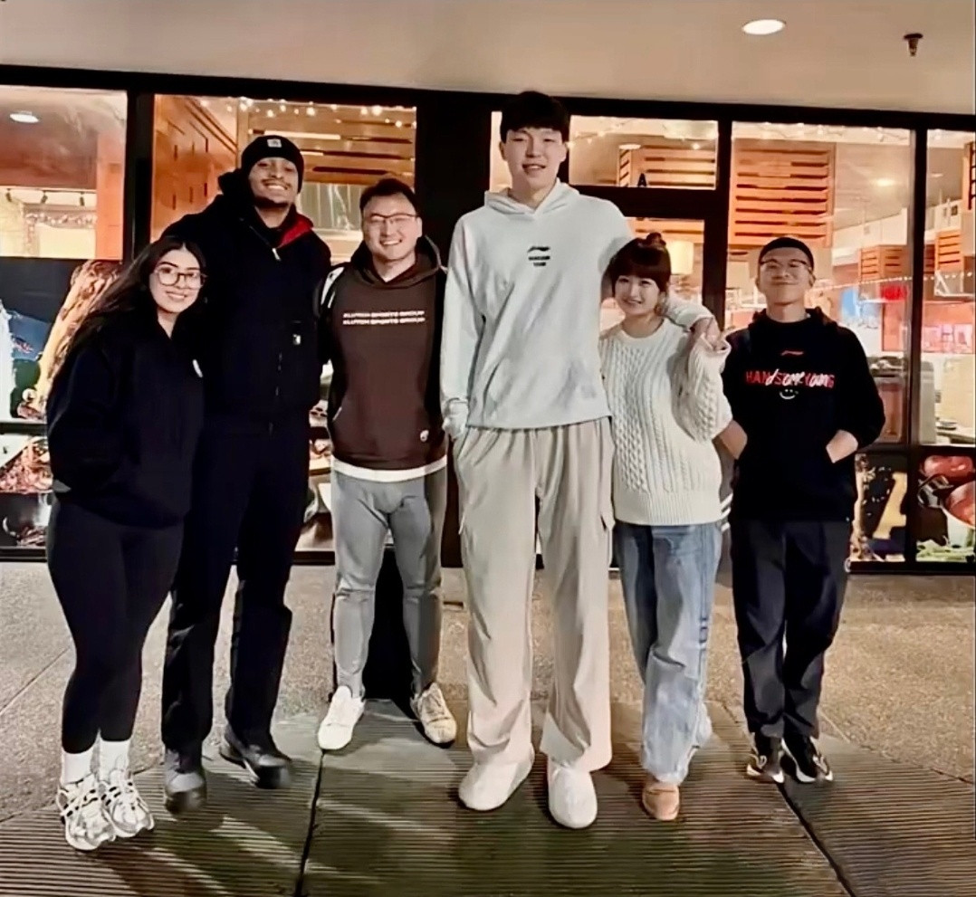 杨瀚森和凯尔登赛后合影，女友应该首次和杨瀚森公开出境。洛杉矶湖人nba