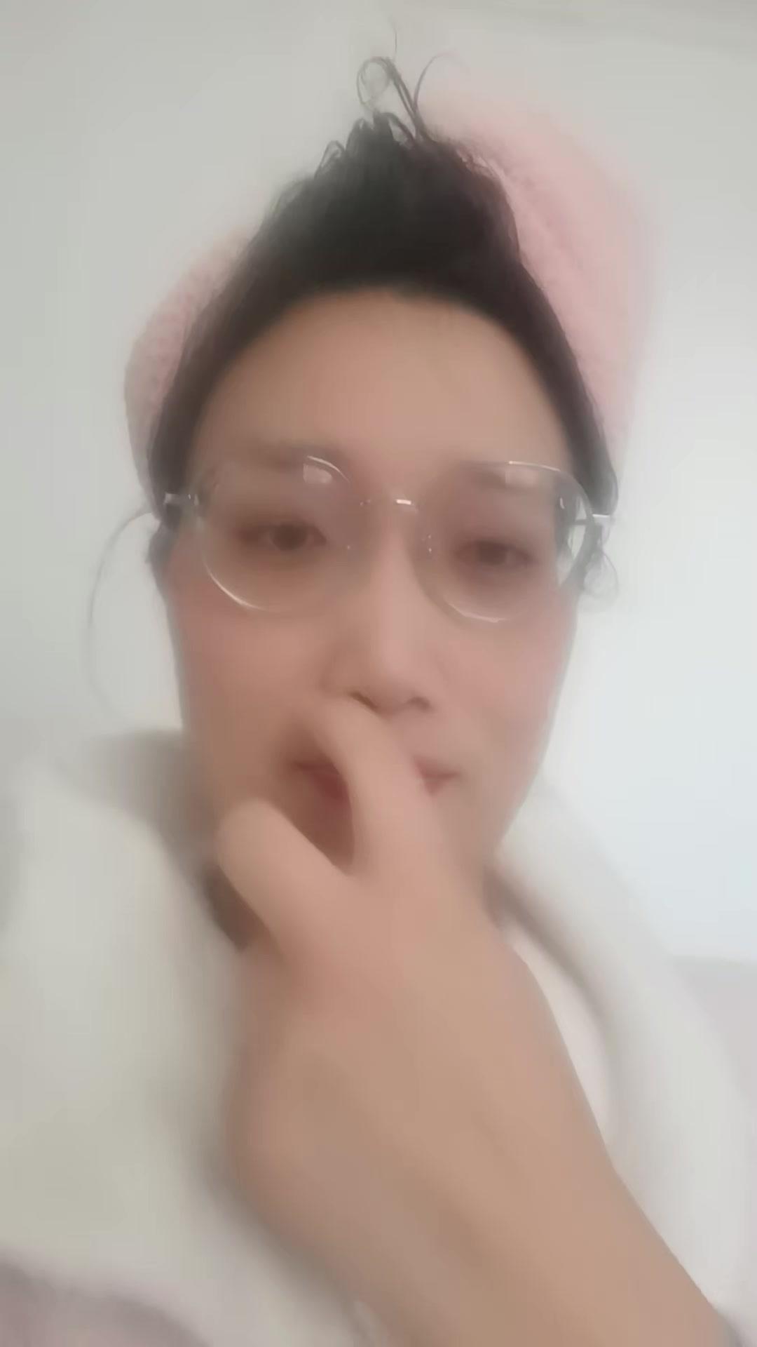 大半夜吃头孢算命？大半夜12点多，刷到肖妈推荐的李大哥，居然边吃头孢边给人算命，